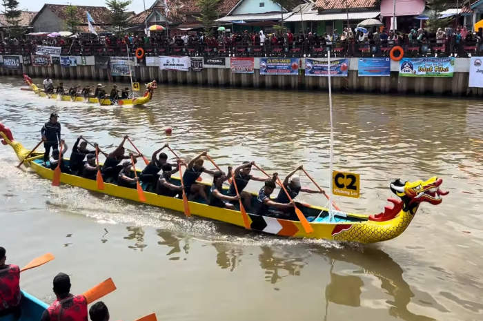 Para peserta lomba dayung tradisional di Kabupaten Batang saat bertanding berusaha meraih gelar juara.
