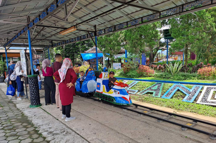 Kondisi di Taman Kyai Langgeng yang masih tampak sepi di H+1 lebaran Idul Fitri, Kamis (11/4). ROFIK SYARIF/JAWA POS RADAR SEMARANG