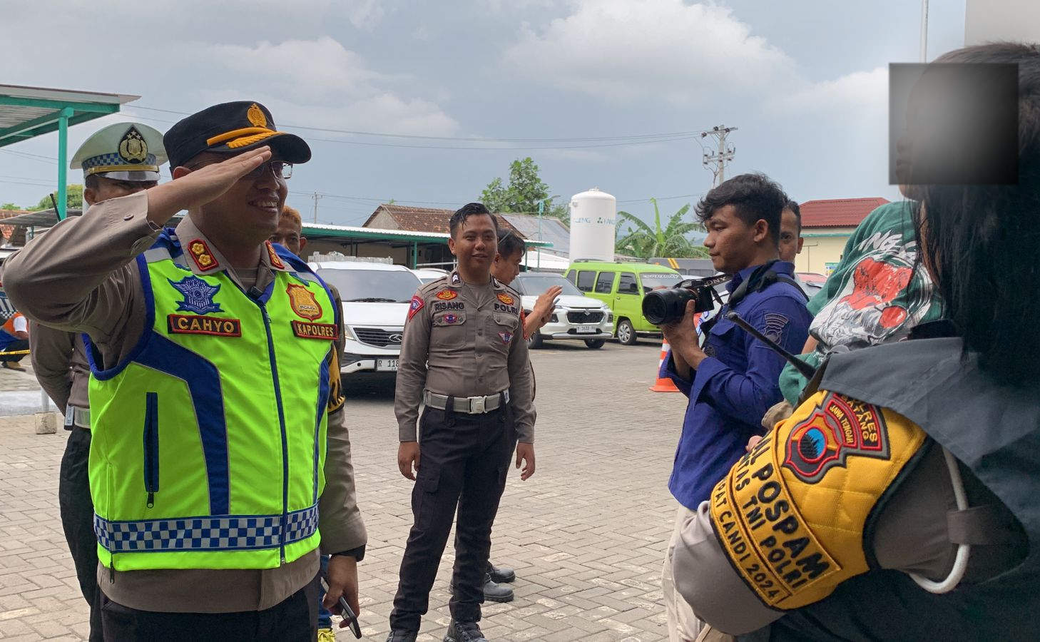 Jajaran kepolisian Polres Batang memberikan pelayanan trauma healing kepada korban laka tunggal bus PO Rosalia Indah. (Devi Khofifatur Rizky/Jawa Pos Radar Semarang)