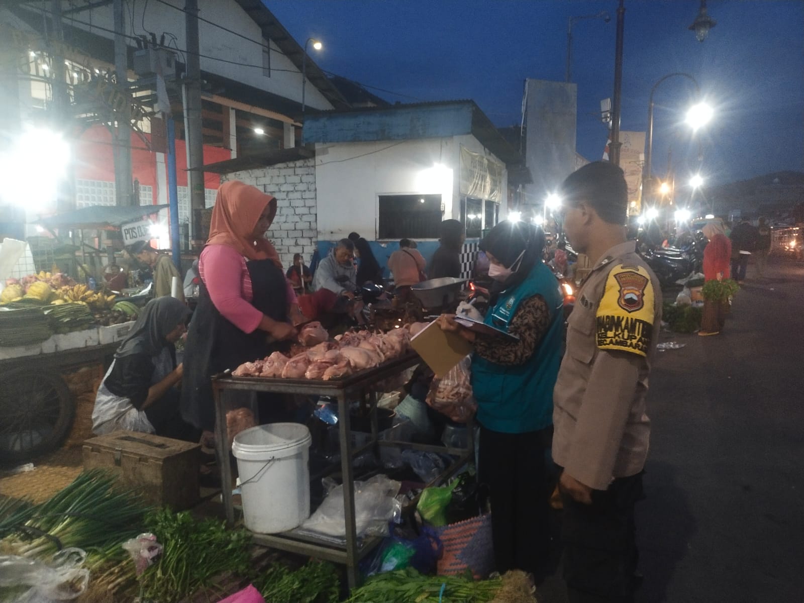 Pemantauan daging yang dilakukan jajaran Dispertanikap Kabupaten Semarang di pasar-pasar tradisional