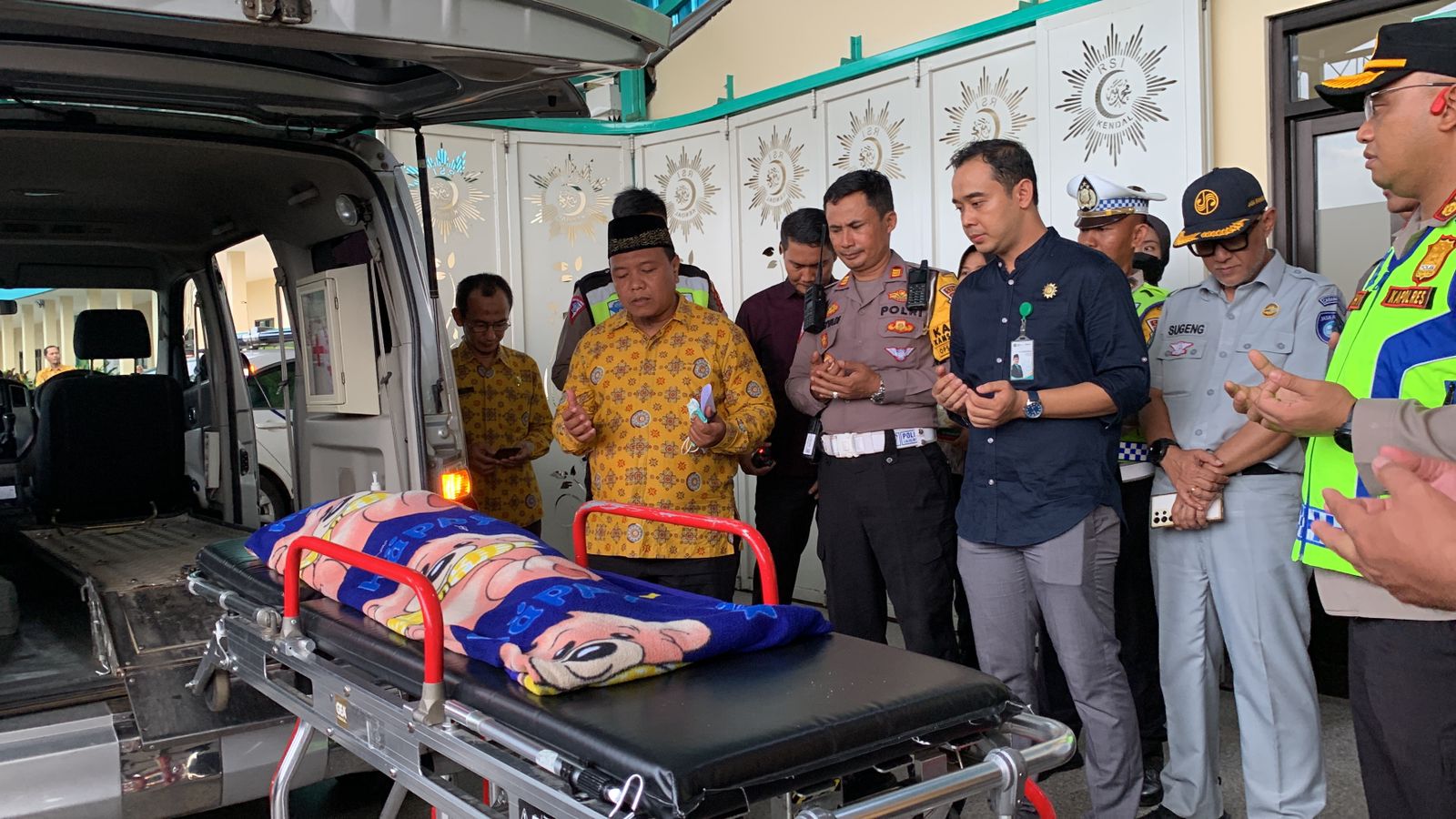 Salah satu jenazah korban kecelakaan bus Rosalia Indah diserahkan ke keluarga. (Devi Khofifatur Rizky/Jawa Pos Radar Semarang)