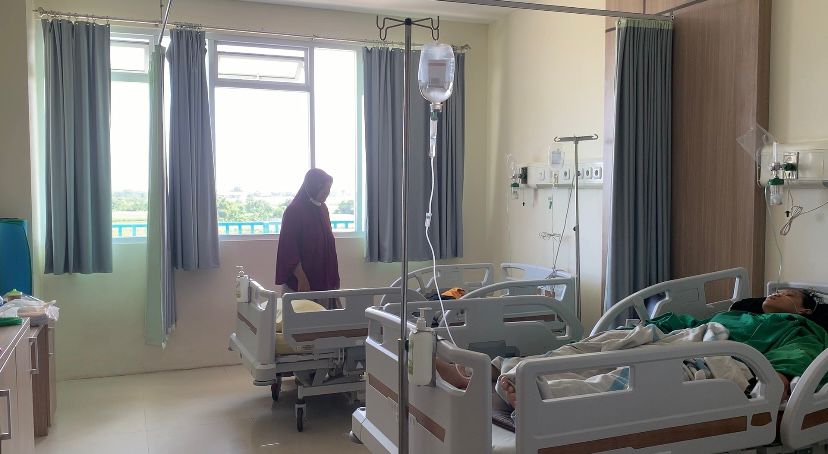 Kondisi korban laka tunggal bus Rosalia Indah yang dirawat di RSI Kendal Jumat (12/4). DEVI KHOFIFATUR RIZQI/ JAWA POS RADAR SEMARANG