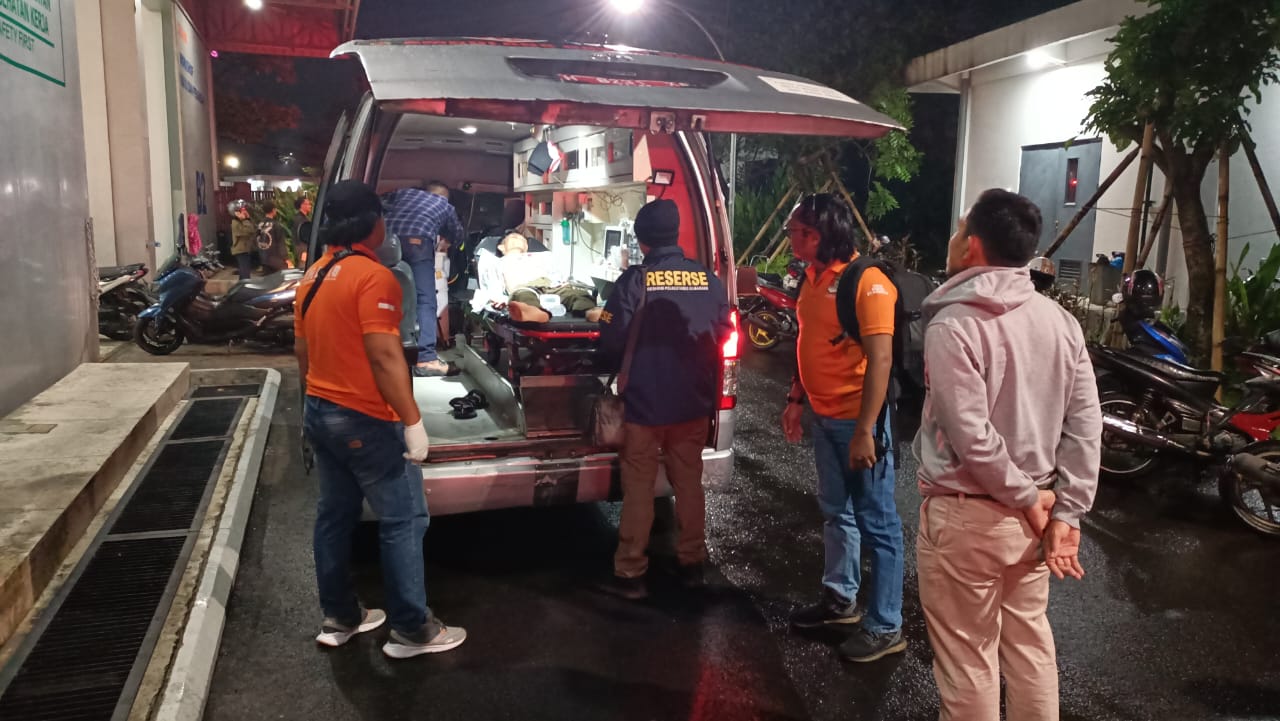 Korban begal mendapat perawatan di ambulans Kamis (11/4/2024). (M Hariyanto/Jawa Pos Radar Semarang)