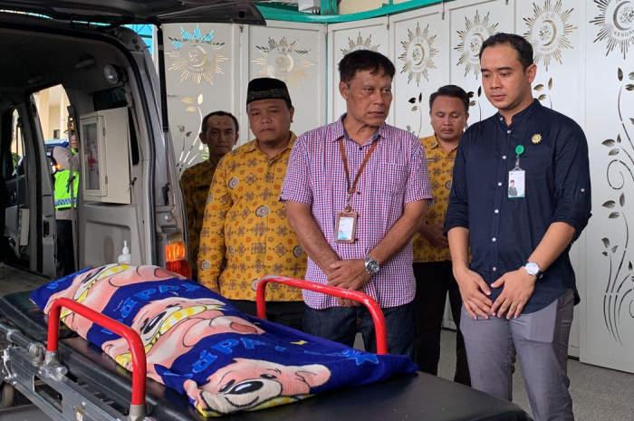 Salah satu jenazah korban kecelakaan bus Rosalia Indah diserahkan ke keluarga. (Devi Khofifatur Rizky/Jawa Pos Radar Semarang)