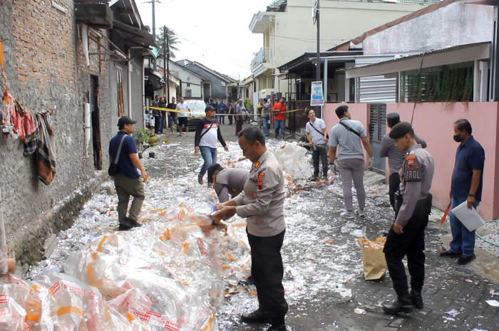 Balon udara bermercon meledak di area Perumahan Puri Pesona Kota Mungkid, Kecamatan Mertoyudan, Kabupaten Magelang, Jumat (12/4) pagi, hingga menimpa mobil warga.