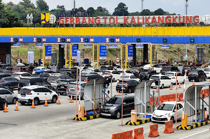 Gerbang tol Kalikangkung Semarang dipadati pemudik. (M Hariyanto/Jawa Pos Radar Semarang)