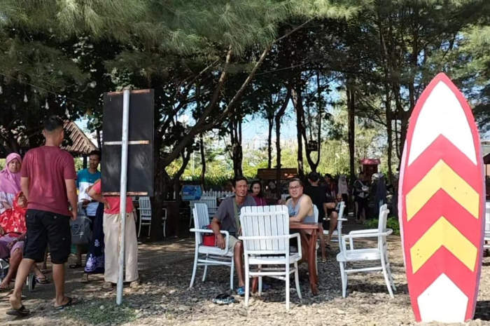 Para pengunjung memadati wisata di pesisir Pantai Sigandu.