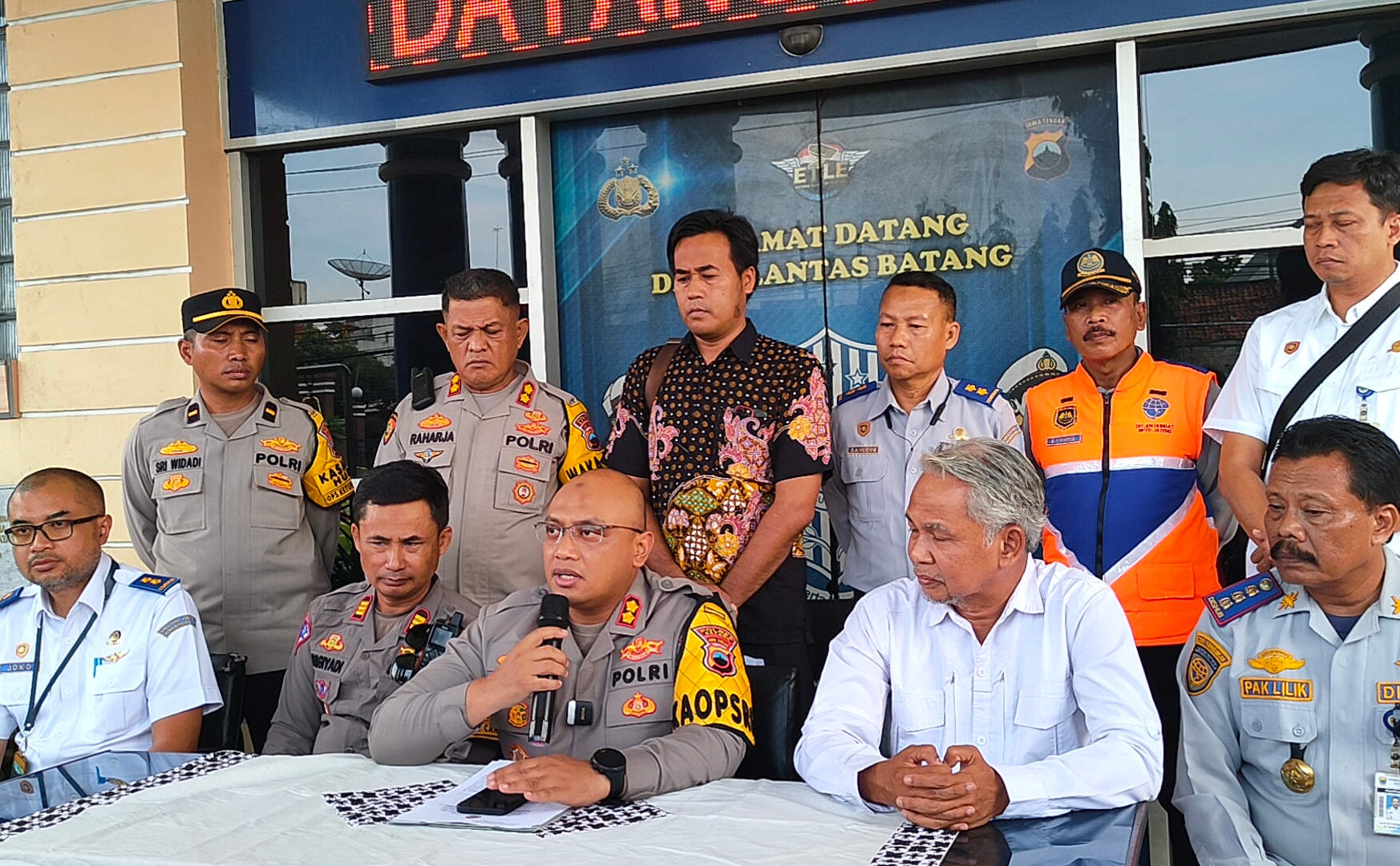 Konpers di Kantor Satlantas Polres Batang tentang laka tunggal Bus PO Rosalia Indah di Tol Batang-Semarang. RIYAN FADLI/JAWA POS RADAR SEMARANG