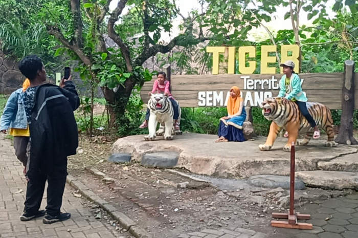 Wisatawan ketika menikmati wahana permainan di Semarang Zoo, pada H+2 Jumat (12/4). ADENNYAR WYCAKSONO/JAWA POS RADAR SEMARANG