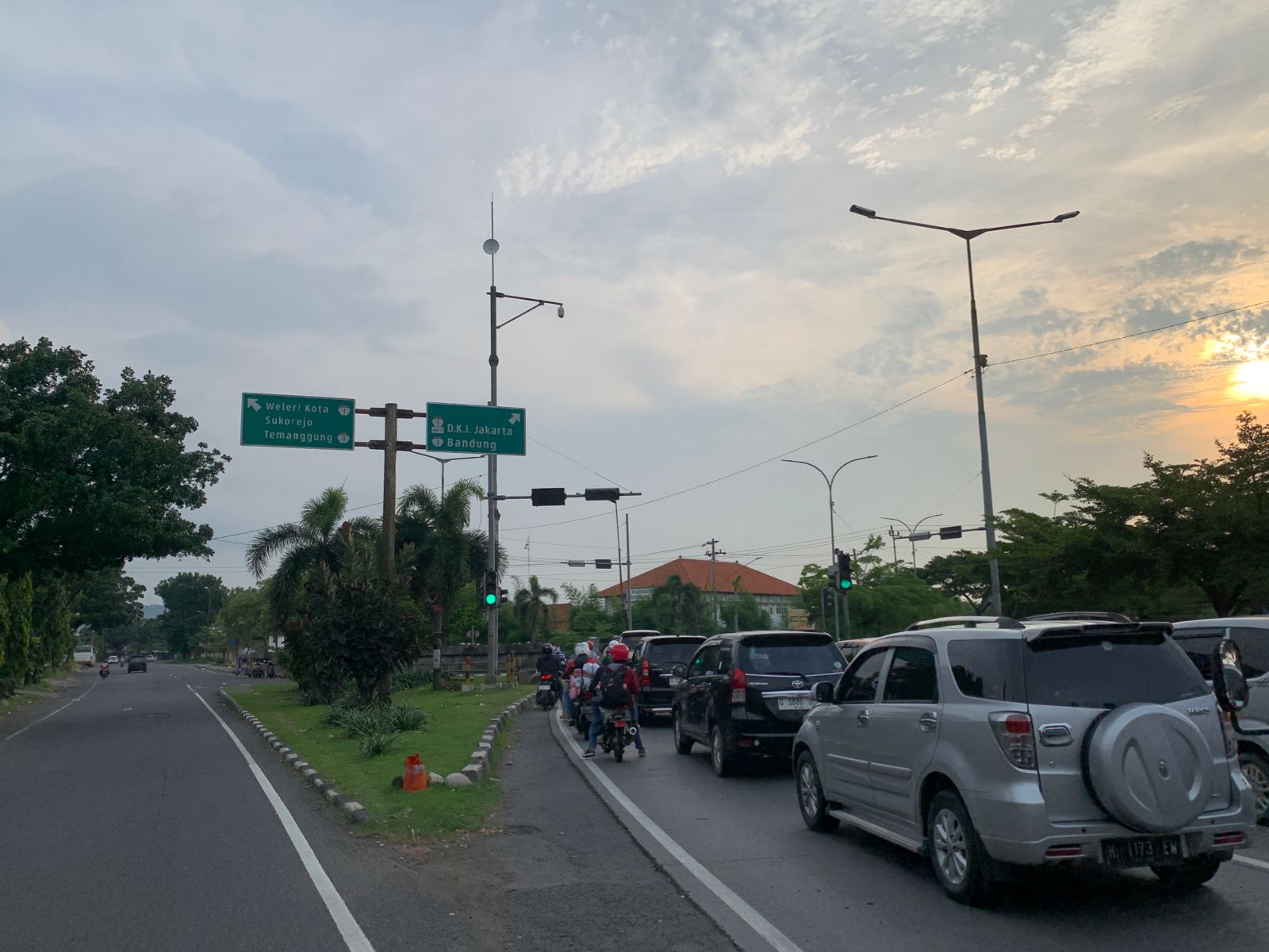 Arus balik Lebaran 2024 mukai terlihat di sepanjang Jalur Pantura Kendal Sabtu (13/4) sore. DEVI KHOFIFATUR RIZQI/ JAWA POS RADAR SEMARANG