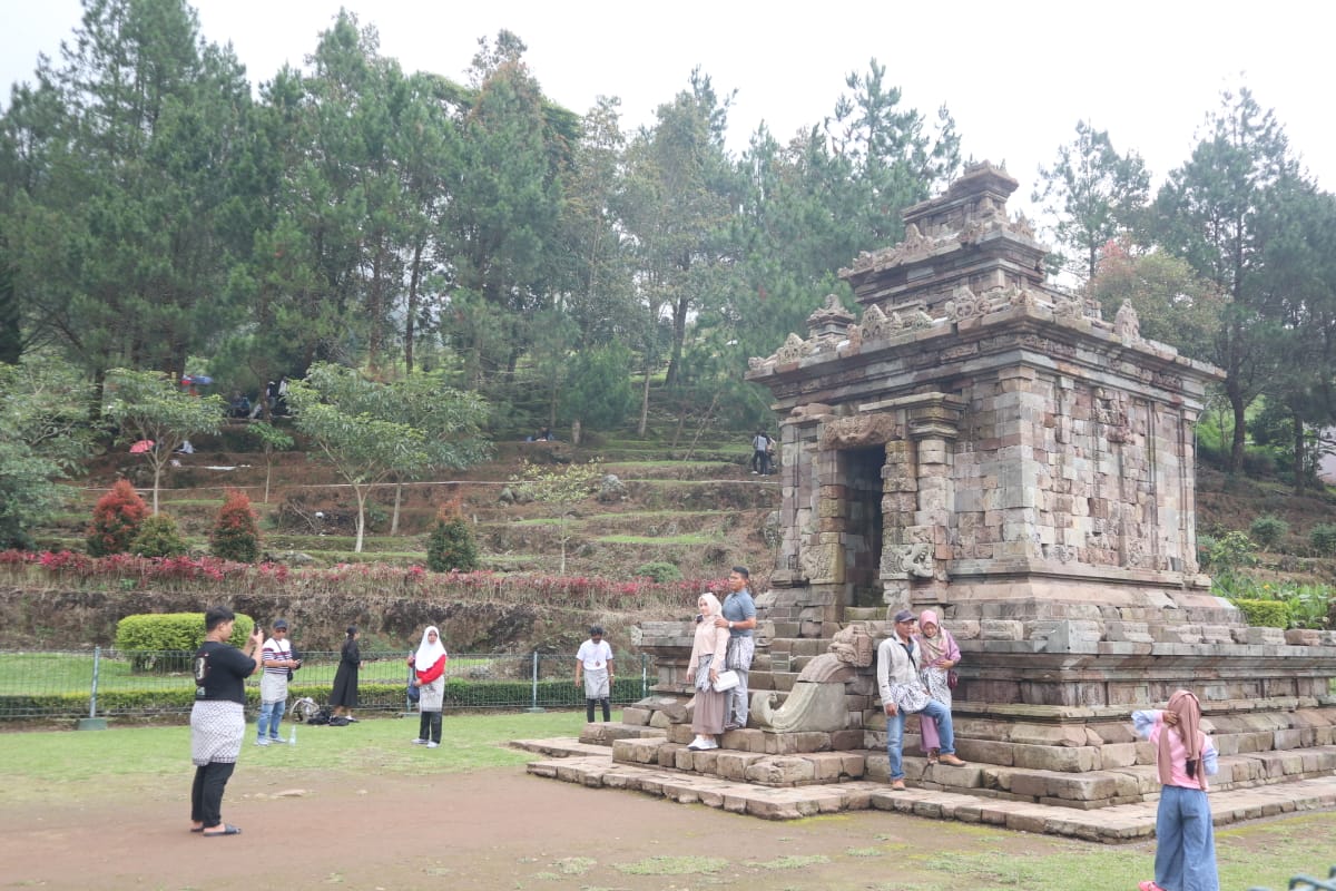 Para pengunjung Candi Gedong Song tengah asik berfoto di Candi Satu