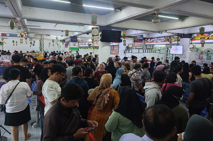 Pembeli oleh-oleh mengantre di Toko Bandeng Juwana Erlina Jalan Pandanaran, Sabtu (13/4/2024). IDA FADILAH/JAWA POS RADAR SEMARANG