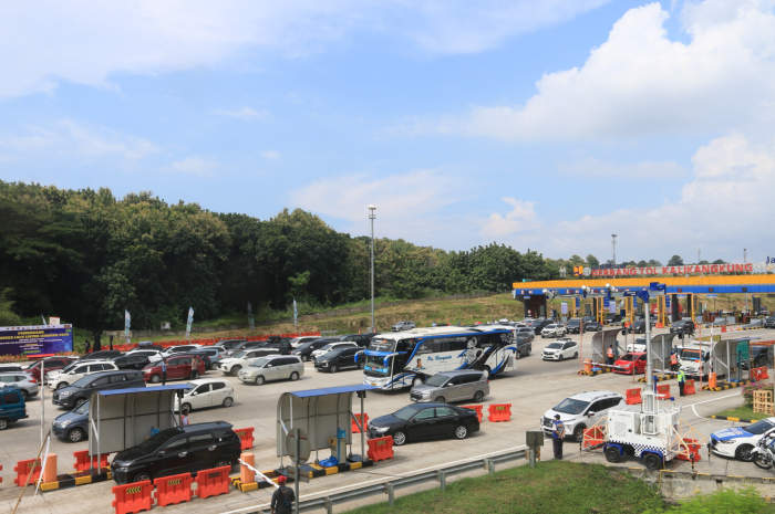 Kepadatan arus balik mulai terasa di gerbang tol Kalikangkung Semarang Sabtu (13/4/2024). (Nurchamim/Jawa Pos Radar Semarang)