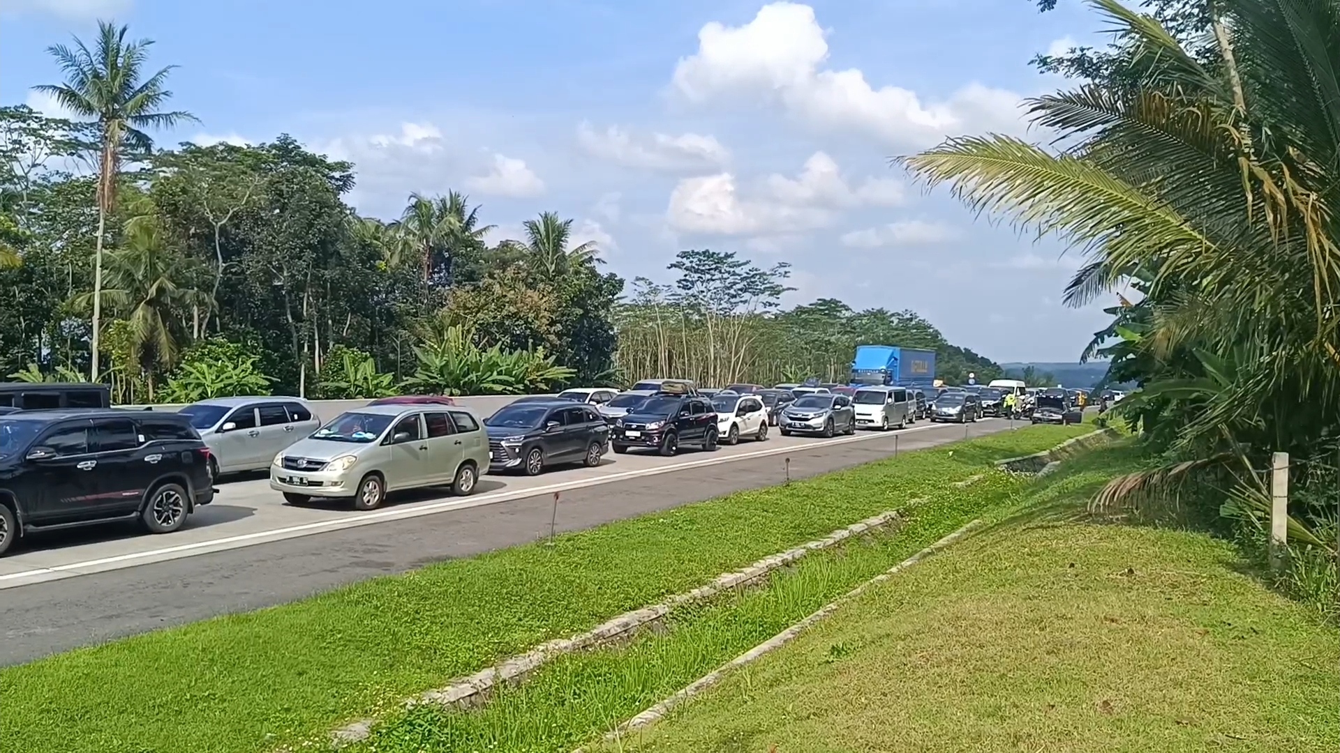 Kondisi arus lalu lintas di jalan tol saat arus balik. NURFAIK NABHAN/Jawa Pos Radar Semarang