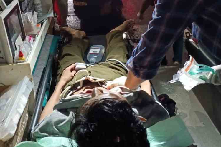 TERLUKA: Korban Muhammad Abid Syakir dibawa ke RSWN dengan Ambulan Hebat.