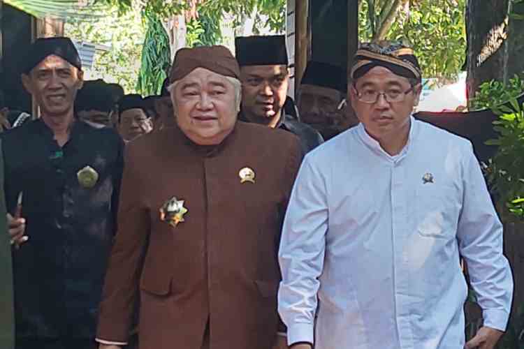 Teguh Sapto Utomo (baju putih) usai ziarah di Kadilangu. (Wahibpribadi)