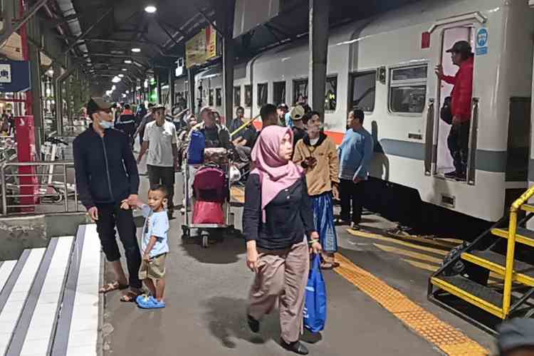 KEMBALI KE PERANTAUAN : Situasi arus balik di Stasiun Tawang Semarang Sabtu (13/4) petang terlihat sudah mulai padat.