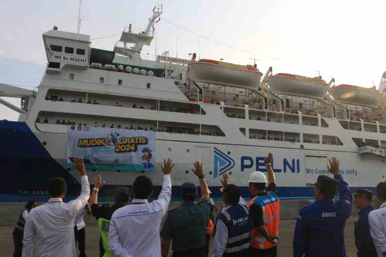 ANGKUTAN GRATIS : KM Dobonsolo saat akan diberangkatkan dari Pelabuhan Tanjung Emas Semarang untuk mengangkut pemudik yang akan balik ke Jakarta dan sekitarnya Sabtu, 13/4.