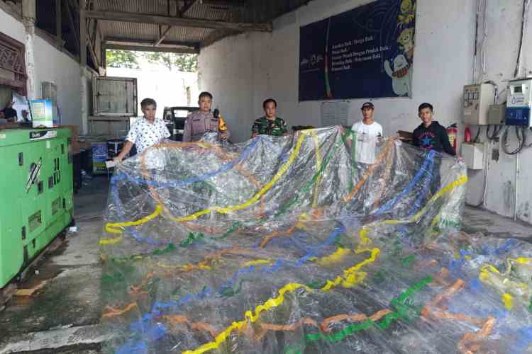UKURAN BESAR : Balon udara yang jatuh di gudang penyimpanan es krim di Wates, Magelang Utara, Sabtu (13/4).