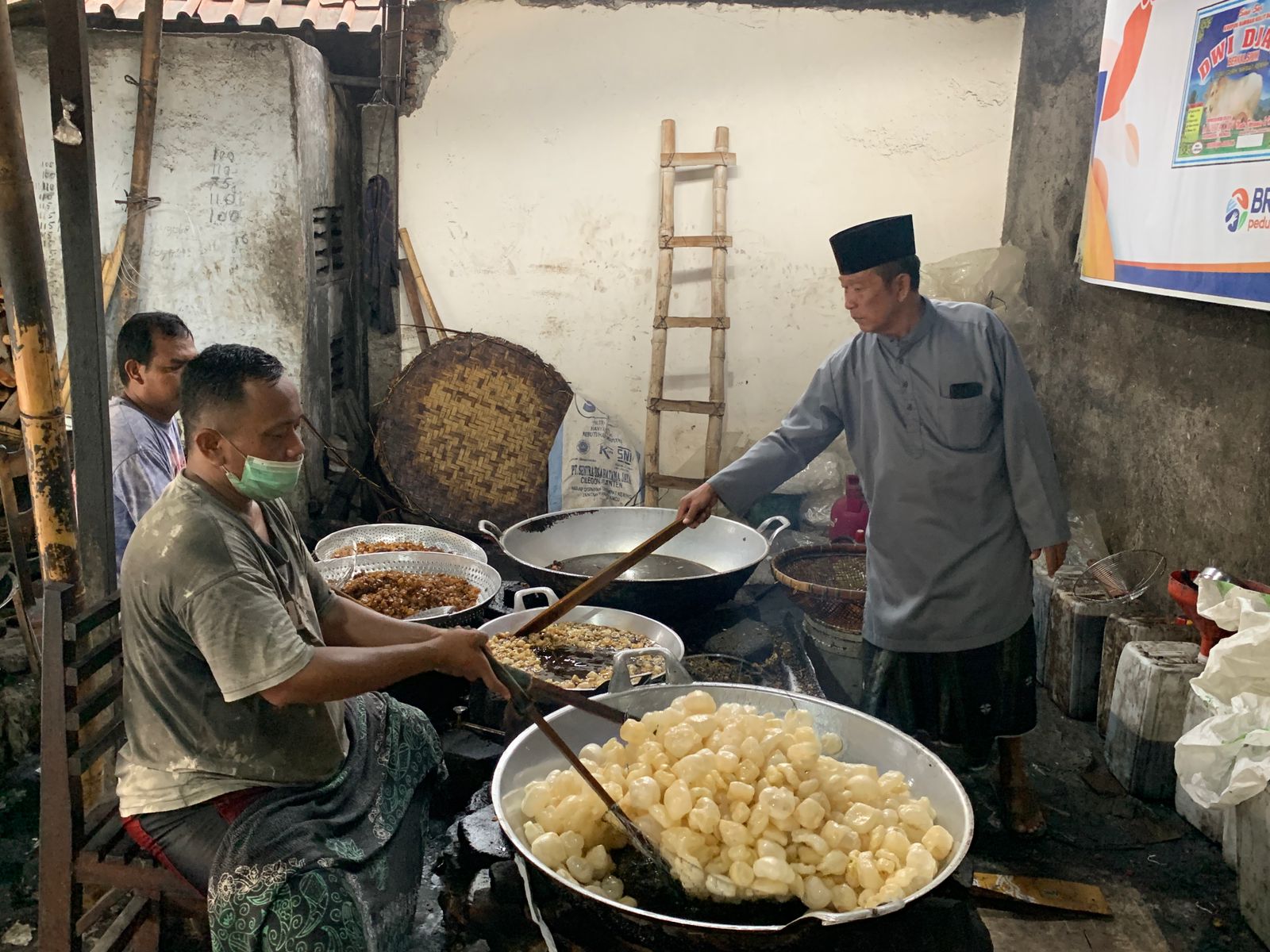 Muh Tadi (peci hitam), pemilik sentra produksi Dwi Djaya saat meninjau proses pembuatan kerupuk rambak di Desa Penanggulan, Pegandon.