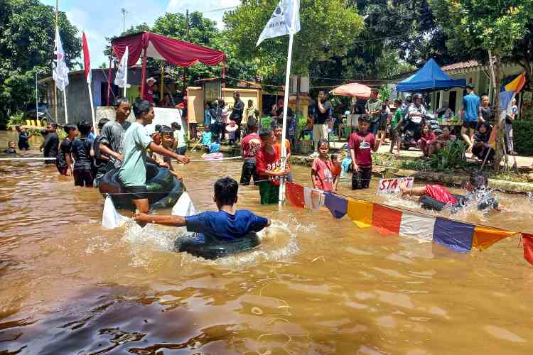 PERSIAPAN TANDING: Peserta lomba Langenan Ban saat bersiap lomba di Sungai Kecepak Batang, pada Sabtu (14/4/2024).