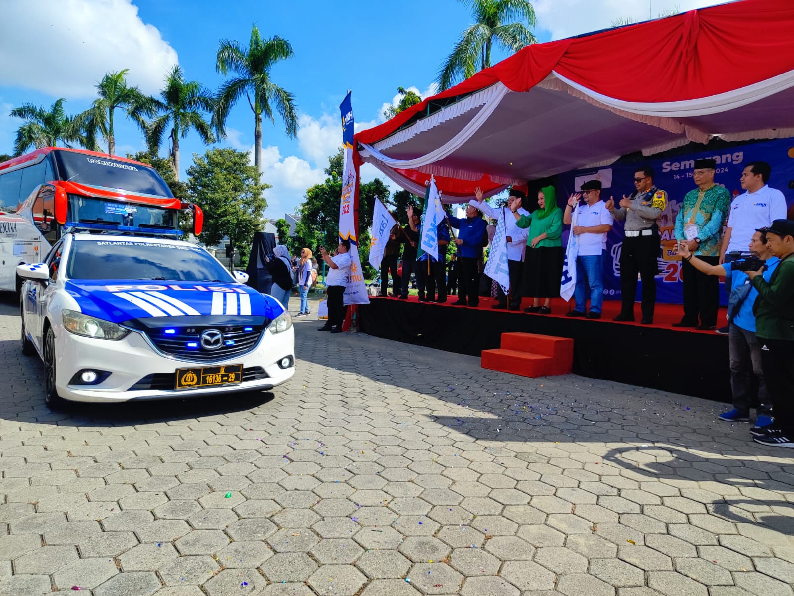 Mbak Ita melepas pemudik melalui program Balik Kerja Bareng BPKH 2024 di MAJT, Minggu (14/4).