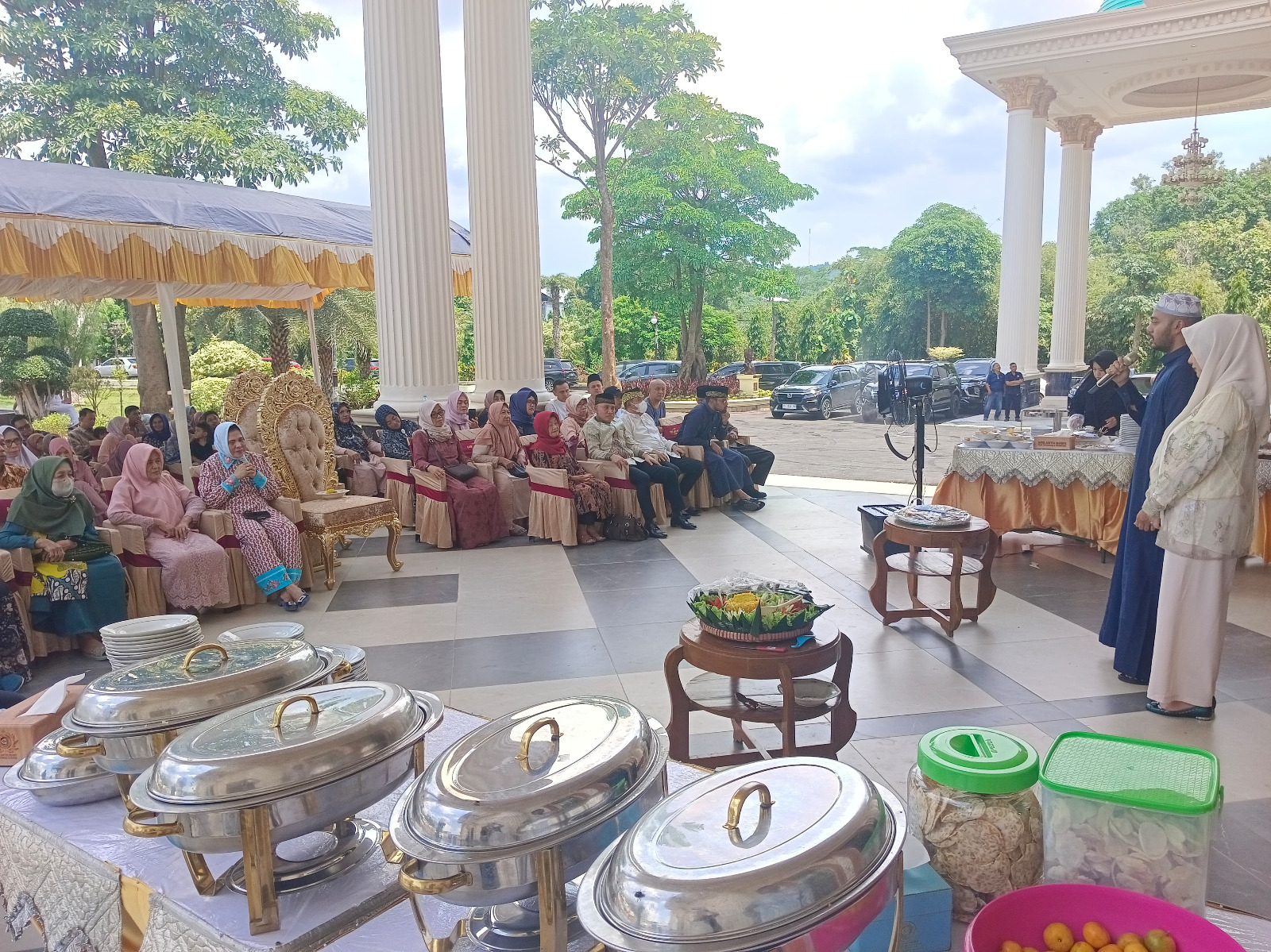 Suasana halal bihalal Bank Arto Moro yang diselenggarakan di kediaman putra Komisaris Utama sekaligus Pemegang Saham Pengendali BPR Arto Moro, Prof. Dr. H. Subyakto, SH, MH, MM beberapa waktu lalu.