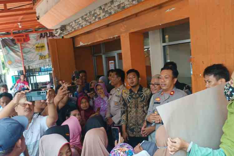 DATANGI PEMILIK BMT : Nasabah tak terima sehingga mendatangi kantor BMT Mitra Ummat baru baru ini.