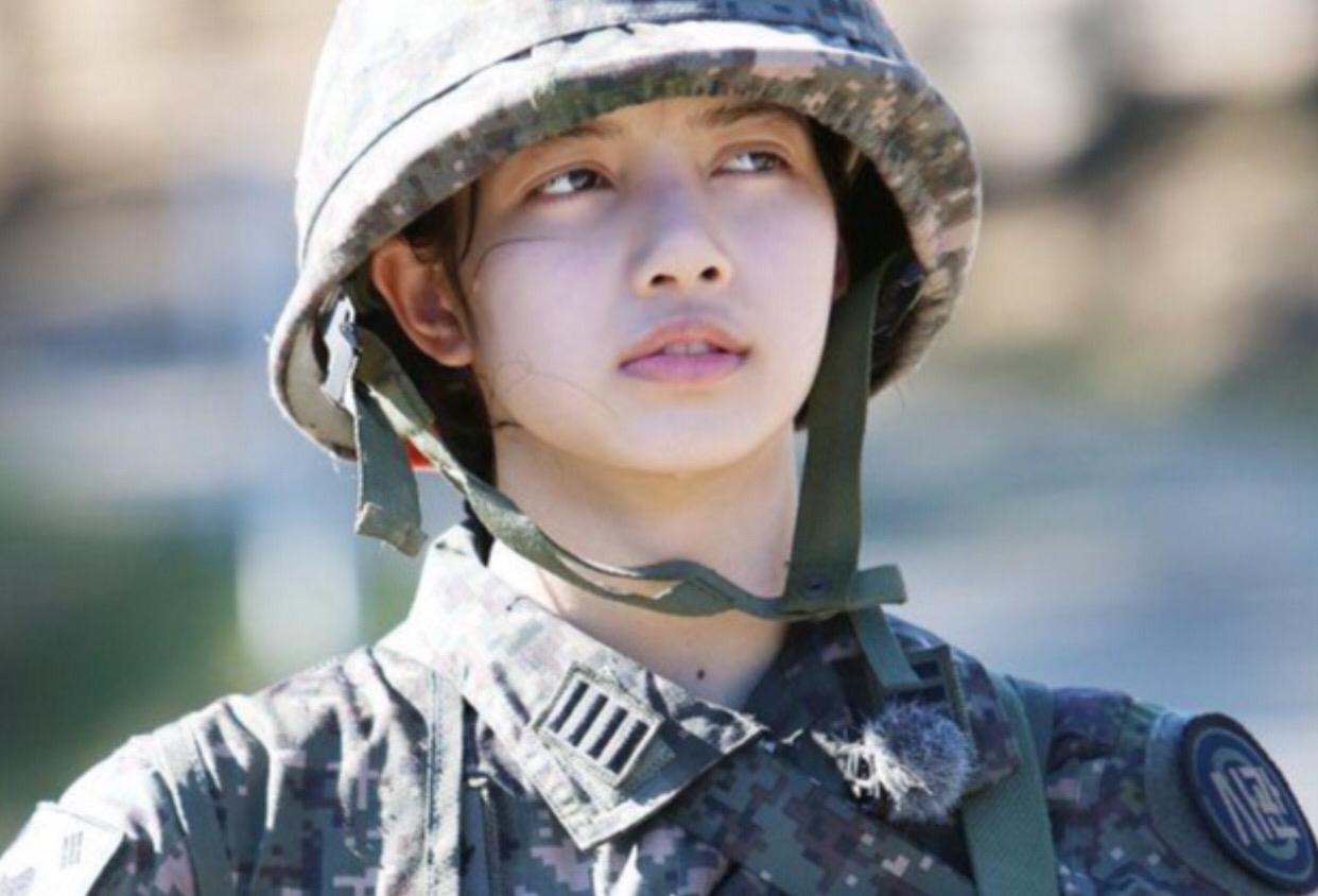 Ilustrasi : Lisa Blackpink mengenakan pakaian militer pada sebuah variety show