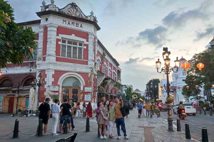 SWAFOTO : Pengunjung mengabadikan momen di Kota Lama Semarang dengan berswafoto bersama saat libur Lebaran 2024. Kota Lama menjadi tujuan wisata favorit di Jateng.