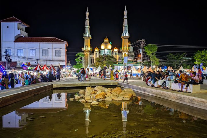 Alun-alun Kaliwungu Kendal setelah pemugaran, menjadi salah satu spot menarik pengunjung dalam tradisi Syawalan di Kaliwungu Kendal tahun 2004.
