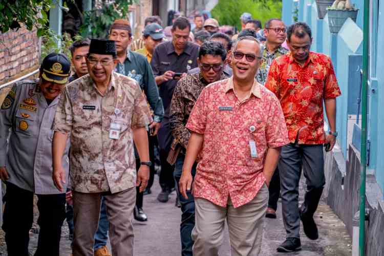 KOMPAK: Wali Kota Magelang dr Muchamad Nur Aziz  dan Wakil Wali Kota Magelang M Mansyur  saat meninjau peningkatan saluran irigasi sekaligus akses jalan aspal setapak menu