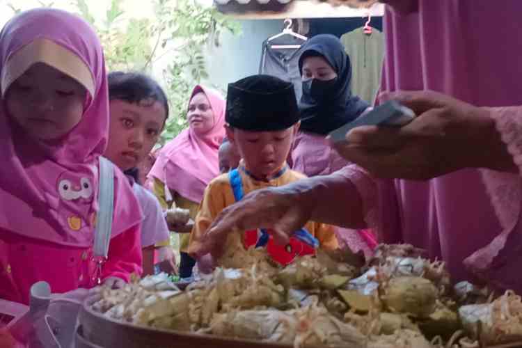 JAGA TRADISI: Tradisi Kupat Jembut saat Syawalan di Jalan Pedurungan Tengah 2, RW 1, Kelurahan Pedurungan Tengah, Kecamatan Pedurungan, Kota Semarang, Rabu (17/4).