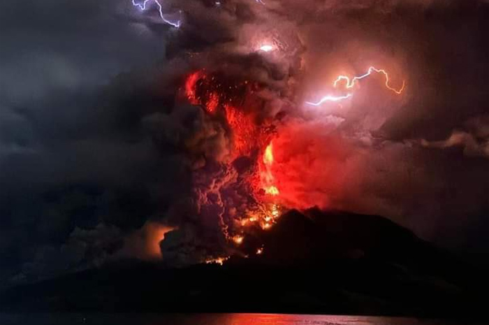 Penampakan erupsi Gunung Ruang dengan lava yang keluar dan kilat menyambar hingga hujan batu kerikil.