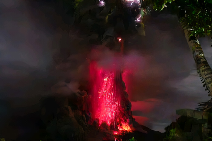 Penampakan Gunung Ruang kembali erupsi pada Rabu (17/4) malam hari WITA.