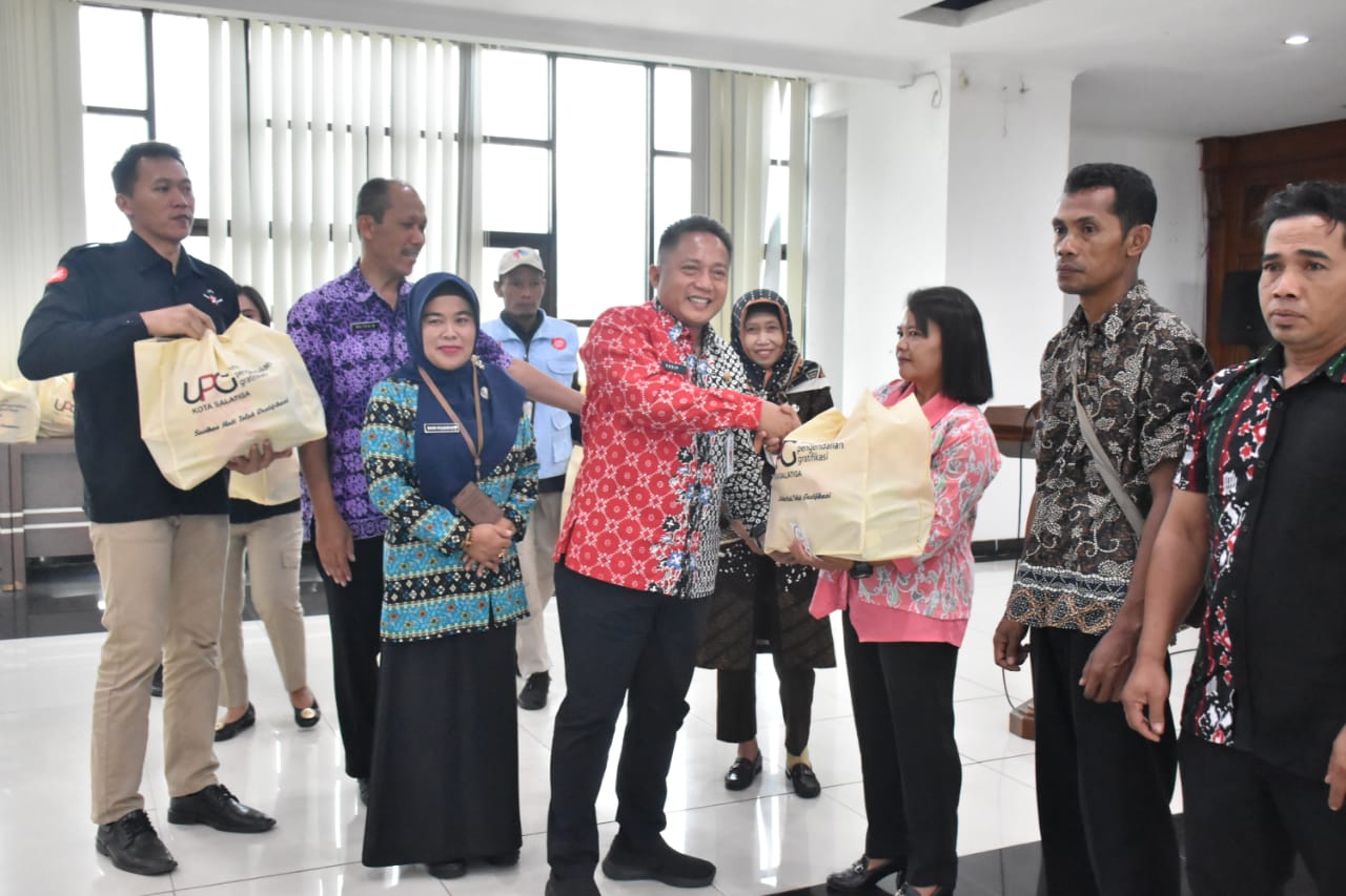 27 orang Tenaga Harian Lepas (THL) dari Tempat Pembuangan Sampah di Dinas Lingkungan Hidup Kota Salatiga menerima bantuan berupa makanan dan minuman di Ruang Kaloka, Gedung Setda, Kamis (19/4).