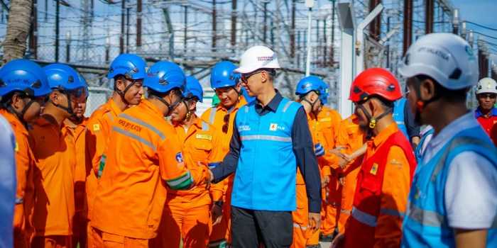 KUNJUNGI GITET PEDAN : Dirut PT PLN Darmawan Prasodjo didampingi GM PT PLN UIT JBT Tejo Wihardiyono melakukan pengecekan kondisi transmisi dalam kunjungannya di GITET Pedan.