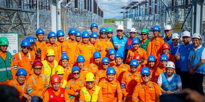 KUNJUNGI GITET PEDAN : Dirut PT PLN Darmawan Prasodjo didampingi GM PT PLN UIT JBT Tejo Wihardiyono melakukan pengecekan kondisi transmisi dalam kunjungannya di GITET Pedan.