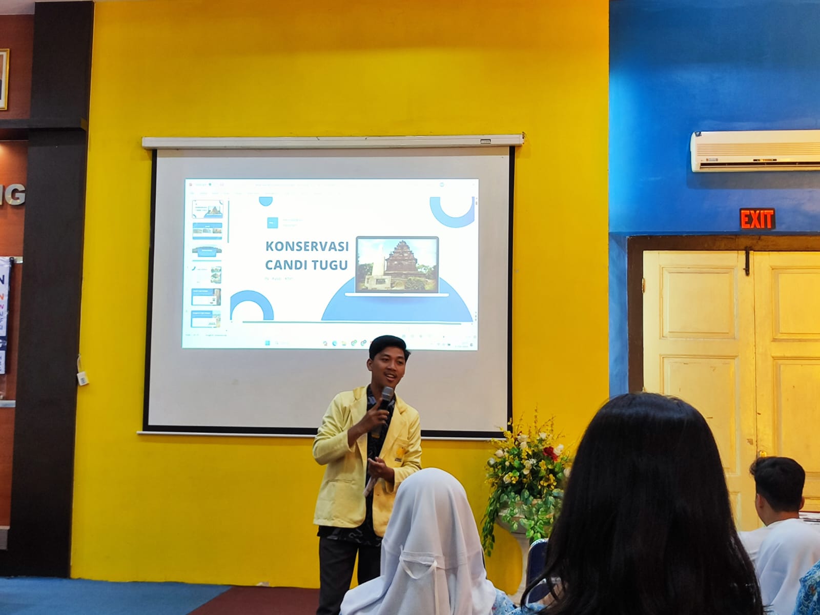 Salah satu Mahasiswa Unnes Ayup Khoirul Ikfan memberikan edukasi terkait konservasi Candi Tugu Kota Semarang kepada siswa SMA N 3 Semarang.