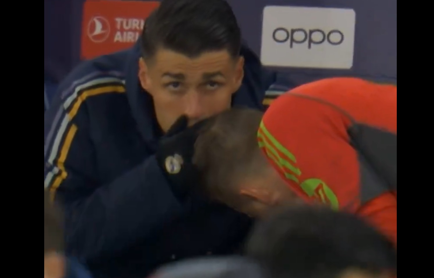 Kepa dan Lunin terlihat berdiskusi sebelum adu penalti