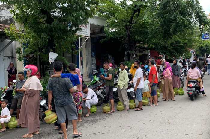 Dokumentasi warga Kendal saat mengantre pembelian gas LPG di pangkalan beberapa waktu lalu. (DEVI KHOFIFATUR RIZQI/ JAWA POS RADAR SEMARANG)