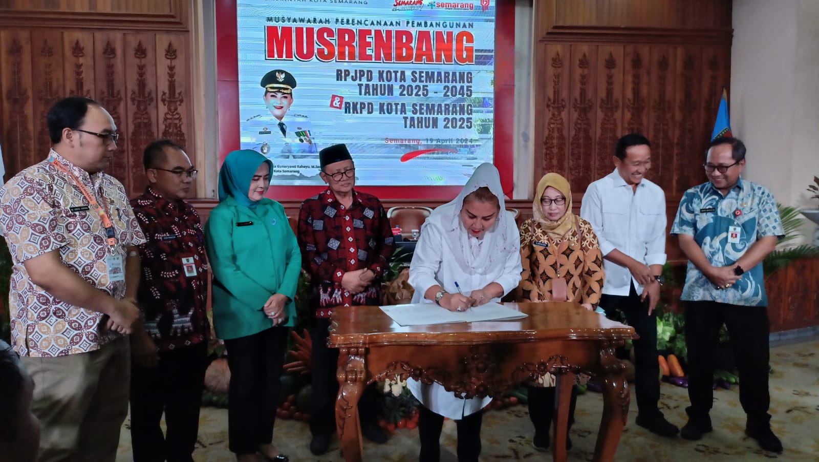 Wali Kota Semarang, Hevearita Gunaryanti Rahayu menandatangi RPJPD kota Semarang 2025-2045 dalam Musrenbang 2025 di Balai Kota Semarang, Jumat (19/4) lalu.