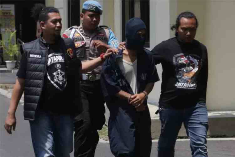 DICOKOK: M Anwar alias Bayu Aji Anwari pengasuh Ponpes Hidayatul Hikmah Al Kahfi, Lempongsari, pelaku pemerkosaan kepada santriwatinya saat digelandang di Mapolresta Semarang.