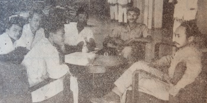 PEMIMPIN PASUKAN : Letkol S Soediarto (duduk sebelah kanan) bersama anggota Brigade SS untuk merencanakan proses penyerahan Kota Semarang dari pemerintah Belanda ke Republik Indonesia.