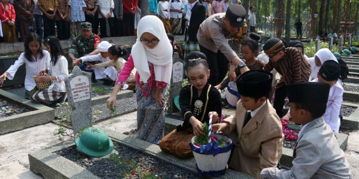 Sejumlah siswa berziarah di Taman Makam Pahlawan Giri Tunggal, Kota Semarang (Nurchamim/Jawa Pos Radar Semarang)