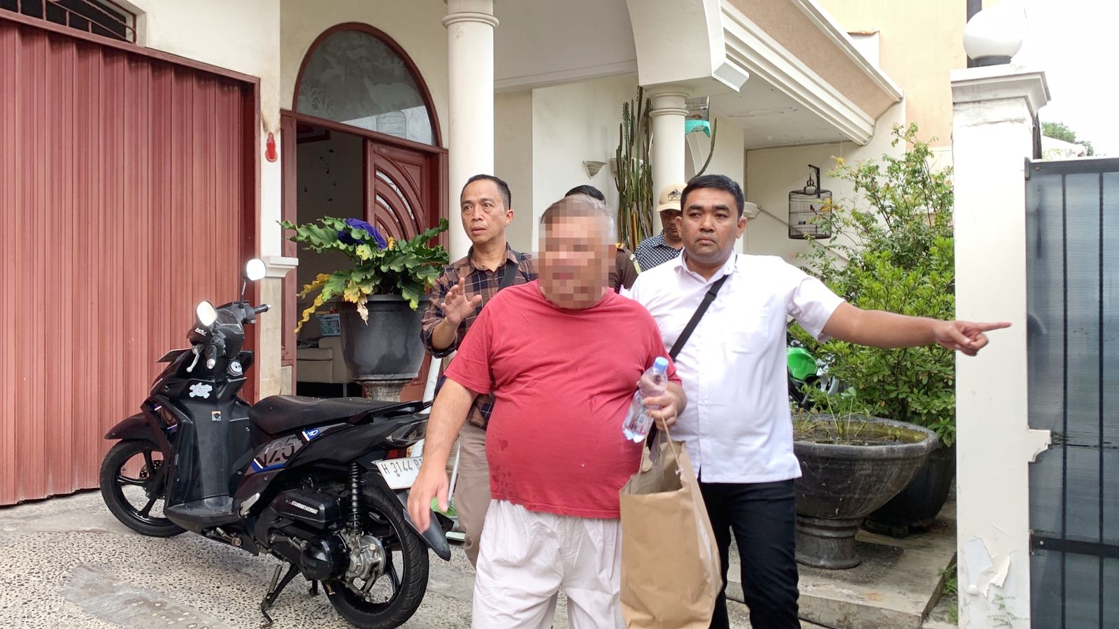 Kejari Kota Semarang saat mengamankan DPO Suryo Antoro Soejanto pada 21 Februari 2024 lalu. IDA FADILAH/JAWA POS RADAR SEMARANG