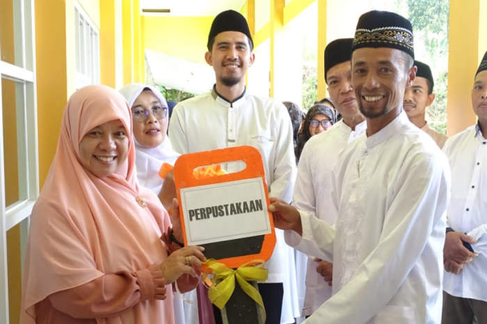 Anggota Dewan Provinsi Jateng Ida Nurul Farida Resmikan Gedung Perpustakaan SMP IT Izzatul Islam Getasan
