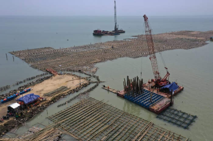 Pengerjaan pemasangan matras bambu di tol laut Sayung-Kaligawe (Wahibpribadi)