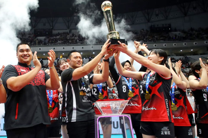Menpora RI Dito Ariotedjo (kiri) saat mendampingi penyerahan gelar juara Fun Volleyball 2024 kepada Red Sparks.