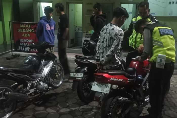 Satuan Lalu Lintas (Satlantas) Polres Salatiga bersama Polsek Sidorejo mengamankan 6 pengendara sepeda motor yang diduga akan melakukan balap liar. (Dhinar Sasongko/Jawa Pos Radar Semarang)